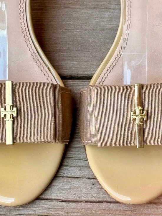 Tory Burch Beige Neutral Patent Leather Ankle Strap Bow Logo Heels Sz 7 - Picture 3 of 10